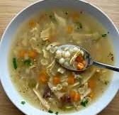 Sopa de Pollo Fácil 😍, 👉 Receta completa con ingredientes y cantidades en  mi web: cocinaconcoqui.com, Ahora que va a empezar a venir el frío, esta  sopita de pollo y verduras entra de maravilla., ¡Es ...