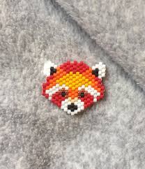 Et Voici Le Panda Roux En Perles Miyuki Miyukidelica Perlesmiyuki Miyukibeads Brickstitch Diy Handmade Beaded Animals Seed Bead Projects Brick Stitch