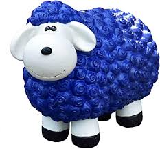 Du kannst das schaf im garten, dem balkon, der terrasse oder ins blumenbeet setzen. Geschenkestadl Dekofigur Schaf Blau Bunte Schafe Tier Figuren Fur Haus Und Garten Amazon De Garten