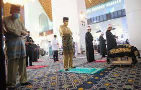 Terkini, gambar neelofa duduk bersebelahan raja muda selangor. Father Of Tengku Permaisuri Selangor Laid To Rest Malaysia Malay Mail