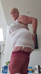 Corsalette, seidiger bh und Cherry red seaed FF Strümpfe zu ihrem Vergnügen!