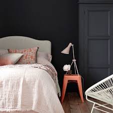 Dormitorio Pintado De Gris Basalto Con Detalles En Rosa Pink Bedroom Decor Bedroom Interior Bedroom Decor