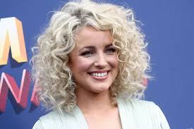 Cam Surprises New York Gay Bar With Impromptu Performance