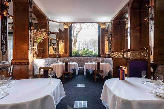 9 Place de la Madeleine – Une table historique aux boiseries Majorelle de style Art Nouveau, célébrant l'accord parfait et novateur entre mets et vins fins.