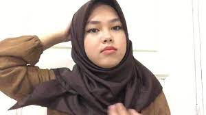 Tarik shawl ke atas yang telah di pin tadi, pin di kepala. 3 Ways Of Styling Bawal Crepe Tutorial Youtube