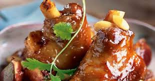 Commencer par préparer le beurre au romarin et cumin, au mortier ou dans un petit. Recette Confit De Souris D Agneau Aux Figues Et Aux Amandes Marie Claire