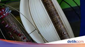 Alat musik sasando berbentuk seperti harpa dan dimainkan dengan cara dipetik seperti gitar. Asal Sasando Dan Cara Memainkannya