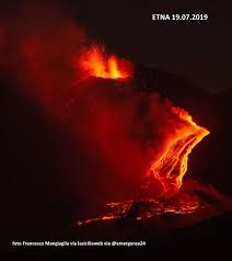 Che dura poco più di un'ora, a partire dalle 16.10, ma che riesce ad affascinare, ad attrarre come uno spettacolo della natura può fare. Ultim Ora Etna In Eruzione Vistosa Colata Di Lava Nella Valle Del Bove