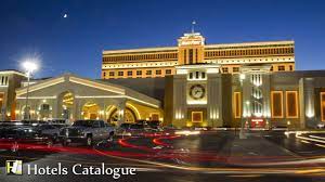 About South Point Hotel Casino Spa This Modern Casino Resort With Over 2 000 Rooms Is 8 1 Miles From The L Las Vegas Usa Las Vegas Boulevard Las Vegas Blvd