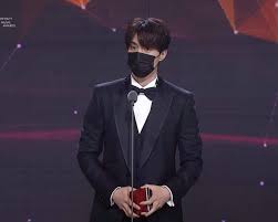 He matches jumpers and jackets with black jeans to create an active and. Lee Dong Wook Official On Twitter Photos Lee Dong Wook As A Presenter At The Fact Music Awards 2020 He Presented The Listener S Choice Award To Bts C Https T Co N36s32uacu Leedongwook ì´ë™ìš± Https T Co 9gofeylzwo