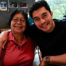 He served in the british army's royal electrical and mechanical engineers and later, became a helicopter engineer. Henry Golding Parents On Holiday Buro 24 7 Singapore