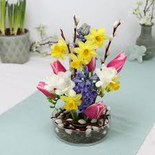 Many people get started arranging flowers by using glass vases. Diy Alternative To Floral Foam Flower Arrangement With Pin Frog Kenzan