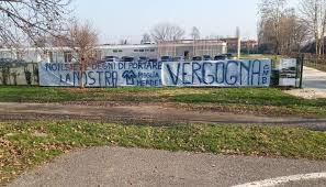 (weather, pitch condition, missing players. Brescia I Tifosi Contestano La Squadra Lo Striscione Forza Monza