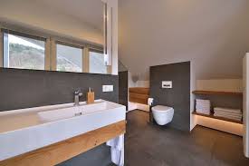 Dies ermöglicht zum beispiel den freien zugang zur toilette, ohne dass ihre. Badezimmer Modernisierung Aus Einer Hand Grossformatige Fliesen In Anthrazit Au Badezimmer Modernisierung Badezimmer Sanieren Badezimmer Boden Badezimmer Holz
