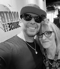 Vicki Cain (@wickit1980)