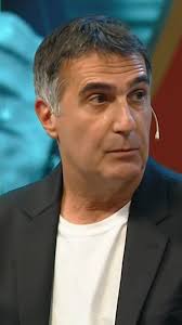 El es un periodista y conductor argentino, especializado en temas  económicos. Figura histórica del canal América TV, hoy en el living de  @mpergoliniok 🛋🔥 recibimos a Antonio Laje 👏