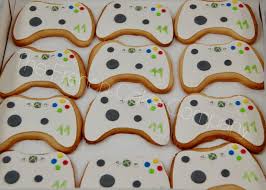 Cookies Et Sables A La Vanille Decores En Forme De Manette De Jeux Xbox Cake Design Belgique Anniversaire Cupcake Anniversaire Fete Anniversaire