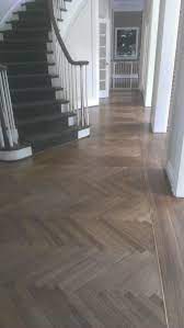 We Do Hardwood Too Herringbone Field With 1 4 Brass Inlay And Border Fischgrat Holzboden Bodengestaltung Wohnzimmer Bodenbelag