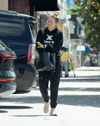 She made her film debut in the crush (1993), earning the 1994 mtv movie award for best breakthrough performance, and gained further prominence as a teen idol when she appeared at the age of 16 in the music video for aerosmith's cryin'. Alicia Silverstone Makeup Free Seen Heading To The Gym In Los Angeles 02 Gotceleb