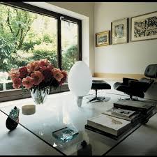 This fabulous and very clever design consists of a cylindrical 'bundle' of triangular tubes that spring from the ground, separate like branches and flow to form the frame. Fontana Arte Tavolo Con Ruote Coffee Table On Rubber Wheel Ambientedirect