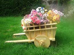 Carreta Decorativa Con Flores Adornos De Madera Para Jardin Jardines De Madera Carretilla De Flores