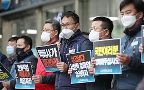 하지만 파업 돌입 시기에 대해 택배노조는 정부나 정치권 등에서 택배사들에 대책 마련을 촉구하고 있다는 점을 감안했다면서 기존에 알려진 11일. íƒë°°ì—…ê³„ í•©ì˜ ê±´ë„ˆ ë›´ íŒŒì—…ì— í˜¼ëž€ ì„¤ì—°íœ´ ë¬¼ëŸ‰ë¶€ë‹´ ë°°ì†¡ì°¨ì§ˆ ìš°ë ¤ ì•„ì£¼ê²½ì œ