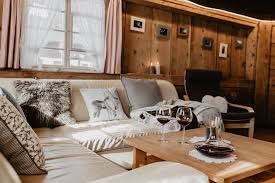 Tipps für gemütliches licht im wohnzimmer. Gemuetliches Wohnzimmer Mit Ledersofa Deckenbeleuchtung Griesbachhof Schwarzwald Griesbachhof