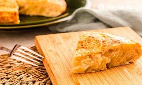 Las tortillas son mucho mas que mezclar huevo y patatas, requieren de destreza, saber medir las cocciones. Truco Para Que La Tortilla De Patatas Quede Jugosa Y Alta Hogarmania