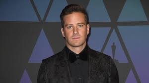 Jetzt 30 tage kostenlos testen! Kannibalismusfantasien Und Neue Vorwurfe Gegen Armie Hammer Ermittelt Jetzt Die Polizei Musikexpress