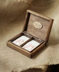70 Idees Pour Vos Coussins D Alliances Et Porte Alliances Wedding Secret Boite Bague Mariage Mariage Personnalise Bague En Bois