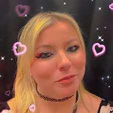 Ashley Lamore's Instagram, Twitter & Facebook