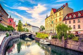 You will see dragons everywhere…on bridges, in graffiti, at the ljubljana castle, and decorating railings and buildings. Visite Privee De La Slovenie Avec Ljubljana Et Bled Au Depart De Vienne 2021 Garantie Du Prix Le Plus Bas