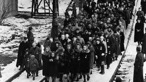 Schindler și stern creează apoi „lista schindler, o listă de 1.100 de persoane care vor fi transferate la brinnlitz și cărora le va fi scutită deportarea la auschwitz. Schindler S List Lista Lui Schindler 1993 Online Subtitrat In Romana Hd Filme Online