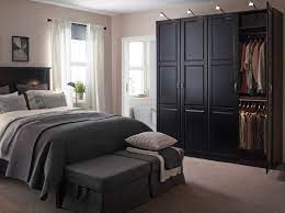 Ikea schrank weiß spiegel 3 türen; Schwarzer Kleiderschrank Verleiht Dem Schlafzimmer Eine Mannliche Note Bedroom Furniture Sets Black Wardrobe Bedroom Ikea Bedroom Furniture