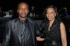 Since ele sunday ya lock down ketlo romella batho door to door ba nyaka chelete ya monelo baruti ba e tlhoka chelete eow. Patrice Motsepe Family Celebrity Family