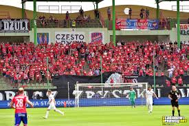 Tworzy go renesansowa tarcza z czerwonym tłem, a na niej złota korona i takież litery ck. Rakow Czestochowa Korona Kielce 20 07 2019 Stadionowi Oprawcy