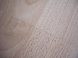 Kann ich den kleber welcher sehr hart ist, ruhig drinne lasen ? Neu Verlegter Laminatboden Kurze Fugenseite Sieht Nicht Gut Aus Lost Sich