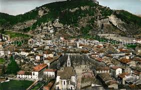 Overhead of town buildings, trees and river. Ak Ansichtskarte Gonfaron En Avion Au Dessus De La Ville Eglise Place De La Victoire Gonfaron Nr Kq37290 Oldthing Ansichtskarten Var
