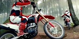Warna motor pcx 2020 dilengkapi pilihan warna honda pcx merah, htam, putih, silver, coklat / matte brown serta warna pcx tipe cbs, abs, dan harga honda forza 250 2020 beserta harga forza 250 terbaru 2020 dan review spesifikasi motor honda forza 250cc, kelebihan, kekurangan. Stok Terbatas Pecinta Motor Trail Honda Crf 150 Terpaksa Inden Papuasatu Com