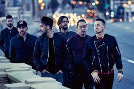 Chester bennington meninggal, linkin park resmi batalkan tur konser 'one more light'. Di Balik Kematian Tragis Vokalis Linkin Park Chester Bennington