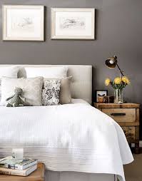 Uno de los ejemplos que resulta 100% efectivo es la incorporación de diversas tonalidades de rojo en contraste con tonalidades neutrales como blanco, gris y marrón. Una Casa Relajada Y Luminosa Con Pinceladas De Color Dormitorio Sereno Dormitorios Decoracion De Interiores
