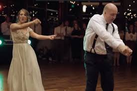 Muchas canciones de rock clásico emparejan la música lenta y melódica con letras significativas que son adecuadas para un baile de padre e hija. Nada De Lagrimas El Baile Padre E Hija De Esta Boda Te Dejara Sorprendido