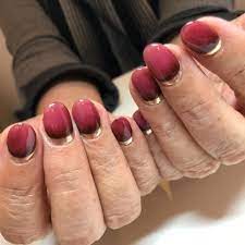 母がご来店 逆グラデ pdフレンチ を気に入ってくれた けど pdフレンチを フレンチ なんだっけ ps と言っていた 帰りに店内の観葉植物 通称 セイちゃん の枝を一本ポキッともぎりだした これ 根出ると思うから とバッグからセイちゃんの葉っぱ