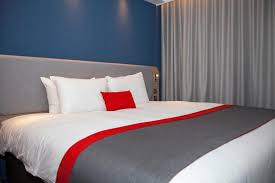 Modern hotel accommodation just a short walk from bath city centre. Holiday Inn Express Bath Deals Reviews Bath Laterooms Com
