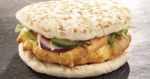 Burger Indien Au Poulet Naan Et Raita Une Recette Cuisineaz Recette Burger Recette Et Recettes De Cuisine