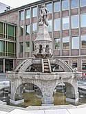 1 er erinnert an siegfried den drachentöter , eine der hauptpersonen der nibelungensage. Dewiki Siegfriedbrunnen Worms