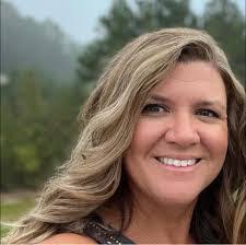 Nikki Burr's Instagram, Twitter & Facebook