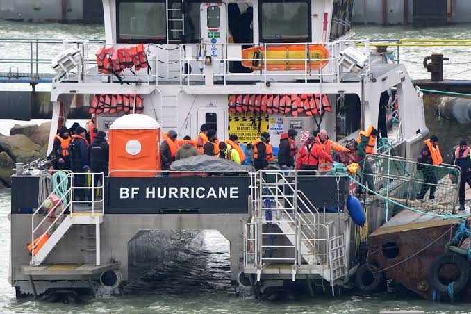 Migrants arrive after crossing Channel for first time in nearly two weeks | The Independent