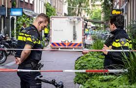 Dat doet de website dankzij een breed netwerk van middelbare scholieren. Politie Amsterdam Vraagt Geenstijl Beelden De Vries Weg Te H Haarlemsdagblad