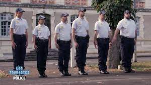 Les touristes mission police ce soir👉 1ère minute en exclu ! Arthur Les Touristes Mission Ecole De Police Vendredi A 21h Facebook
